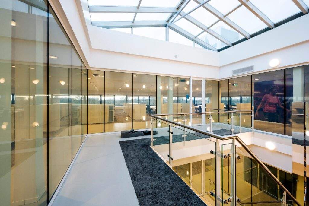 Moderne kantoorruimte met glazen wanden en een glazen dak aan de Prof. E.M. Meijerslaan.